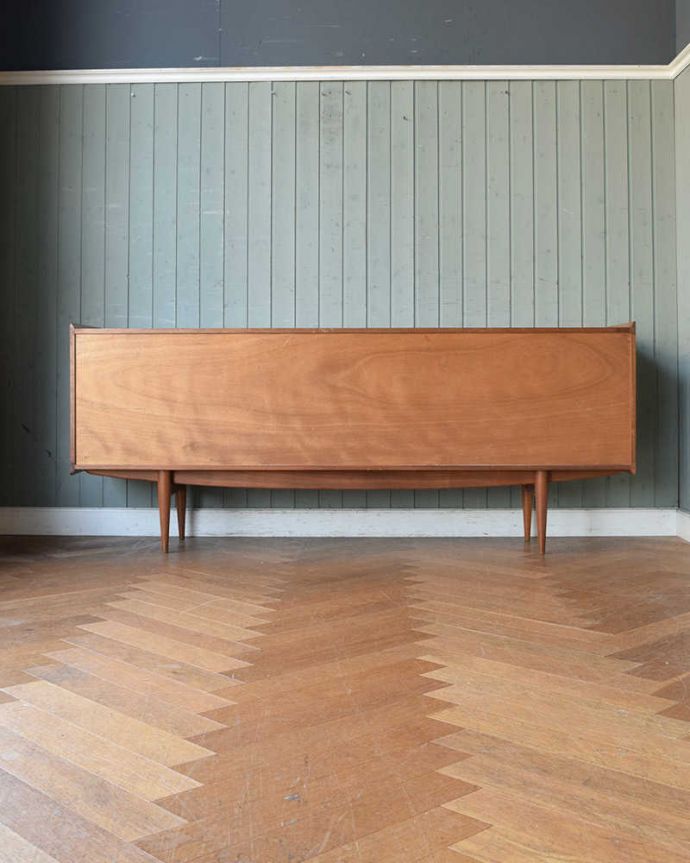 サイドボード アンティーク家具 北欧テイストのビンテージ家具、シャープな取っ手までお洒落なサイドボード。もちろん後ろ姿もキレイですビンテージは新品ではないので、もちろん経年変化によるキズはあります。(x-1073-f)