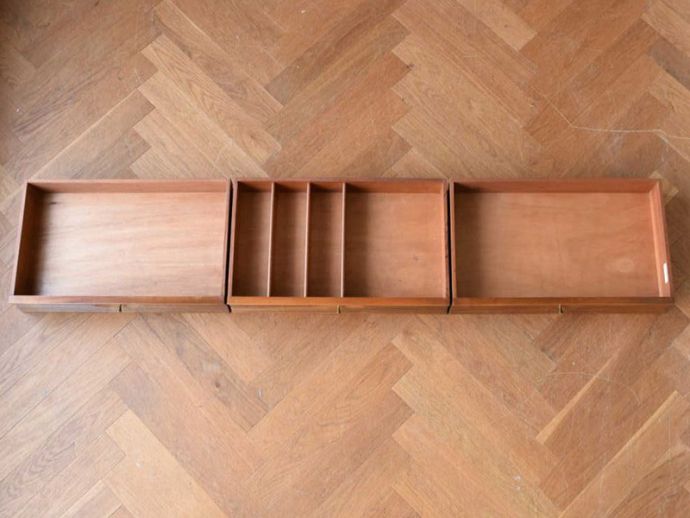 サイドボード アンティーク家具 北欧テイストのビンテージ家具、シャープな取っ手までお洒落なサイドボード。キレイにお直ししました引き出しの中も修復の際、専門の職人がキレイにしました。(x-1073-f)