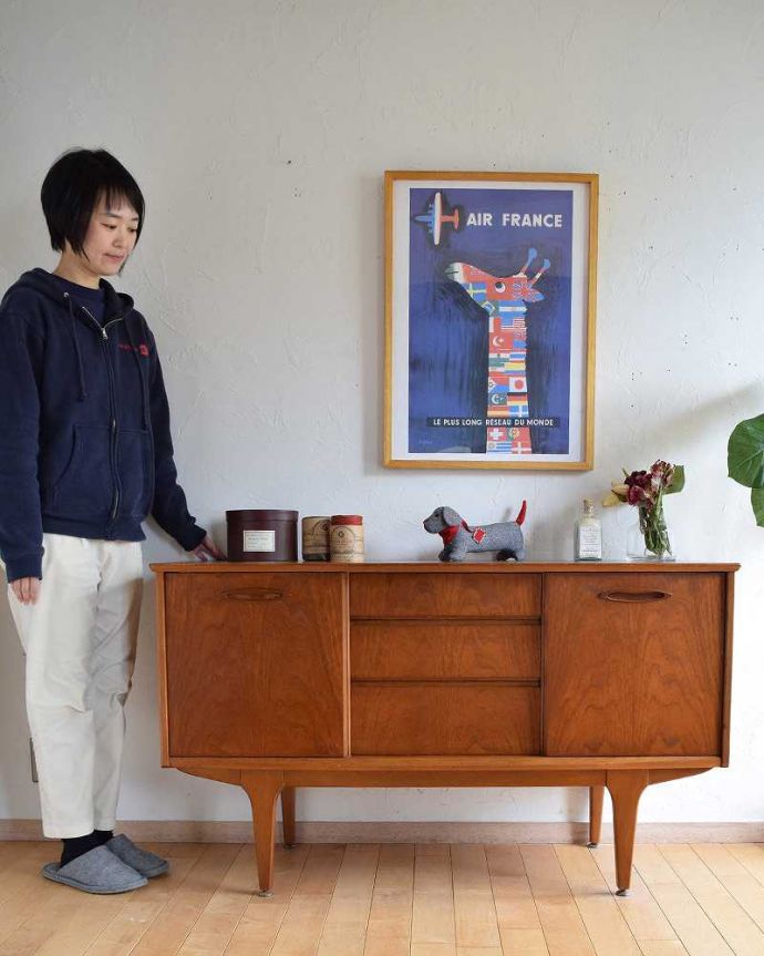 サイドボード　アンティーク家具　北欧スタイルの暮らしを彩るインテリア、引き戸タイプのヴィンテージのサイドボード 。人気のヒミツは北欧スタイルのデザインやっぱりスッキリとカッコイイ北欧デザインが人気のサイドボード。(x-1074-f)