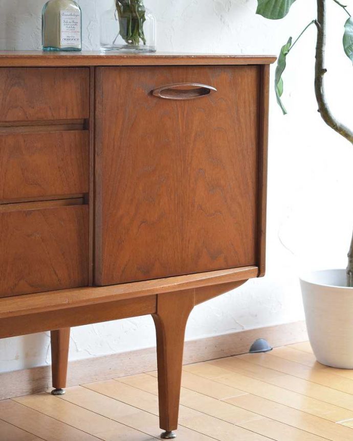 サイドボード　アンティーク家具　北欧スタイルの暮らしを彩るインテリア、引き戸タイプのヴィンテージのサイドボード 。ヴィンテージ家具らしいあたたかさ。(x-1074-f)