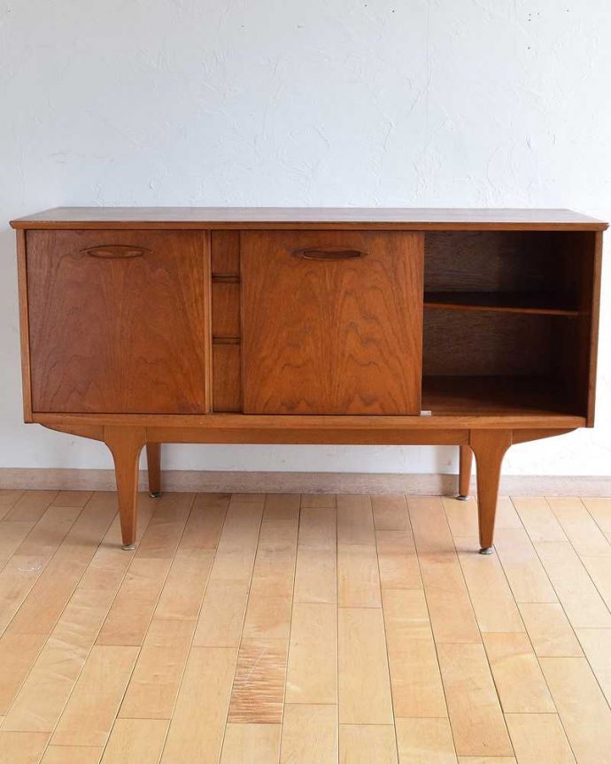 サイドボード　アンティーク家具　北欧スタイルの暮らしを彩るインテリア、引き戸タイプのヴィンテージのサイドボード 。扉の奥はたっぷり収納扉を開けると、中にはたっぷりの収納。(x-1074-f)