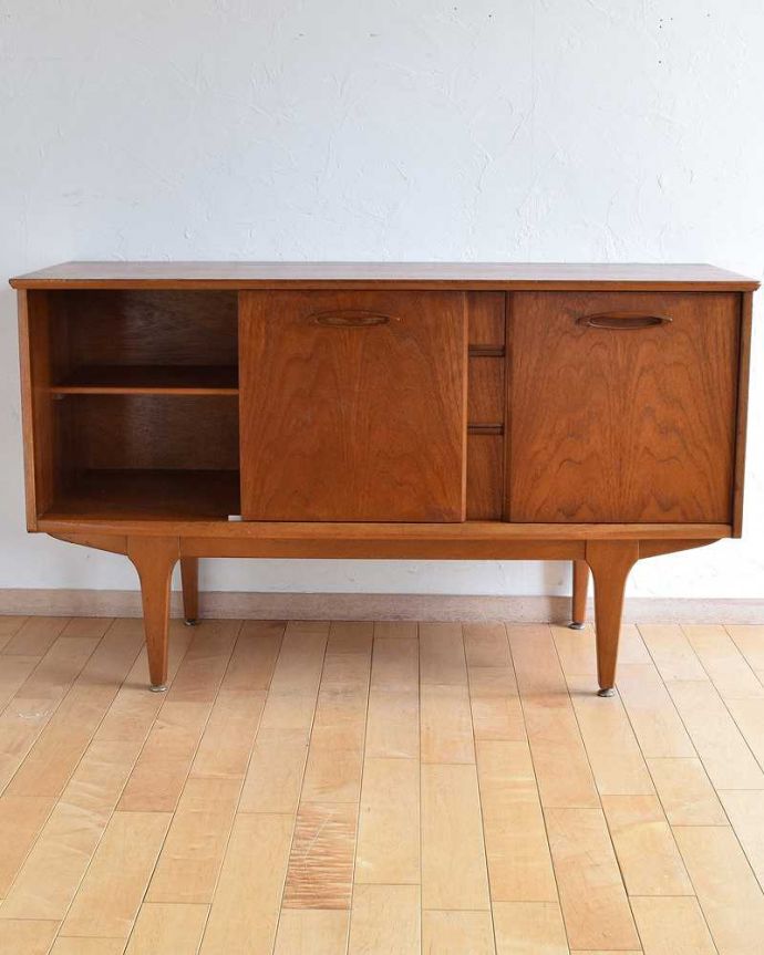 サイドボード　アンティーク家具　北欧スタイルの暮らしを彩るインテリア、引き戸タイプのヴィンテージのサイドボード 。扉の奥はたっぷり収納ご希望の方にはさらにスッキリ収納できるようコード配線用の穴あけ加工を施してからお届けします（有料+3000円）お気軽にご連絡下さい。(x-1074-f)