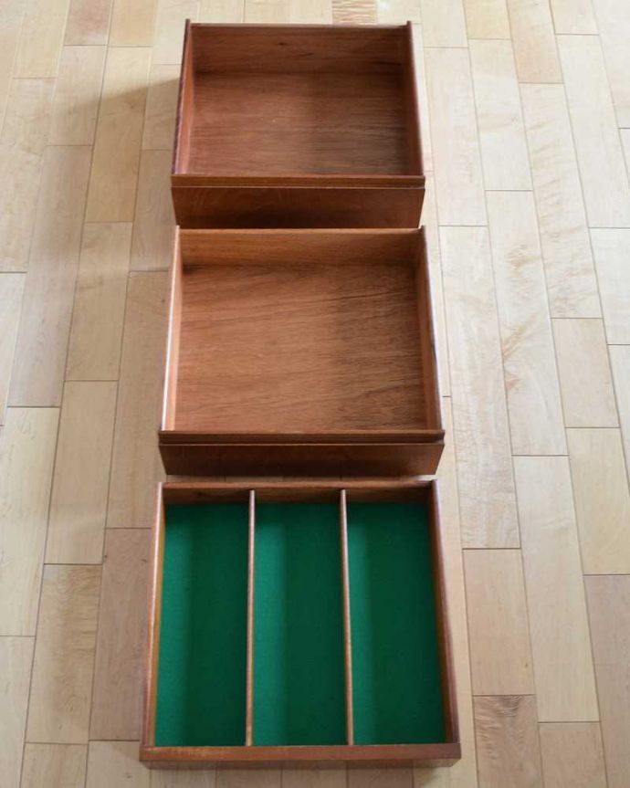 サイドボード　アンティーク家具　北欧スタイルの暮らしを彩るインテリア、引き戸タイプのヴィンテージのサイドボード 。キレイにお直ししました引き出しの中も修復の際、専門の職人がキレイにしました。(x-1074-f)