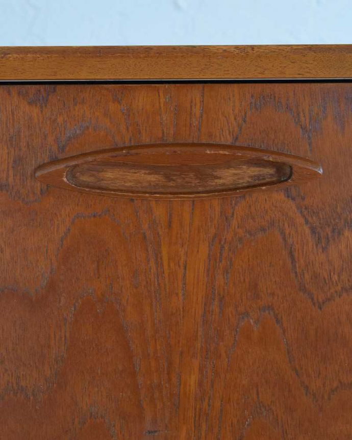 サイドボード　アンティーク家具　北欧スタイルの暮らしを彩るインテリア、引き戸タイプのヴィンテージのサイドボード 。扉の木目があたたかさを演出クールなデザインなのに、なんだかほっとするあたたかさ。(x-1074-f)