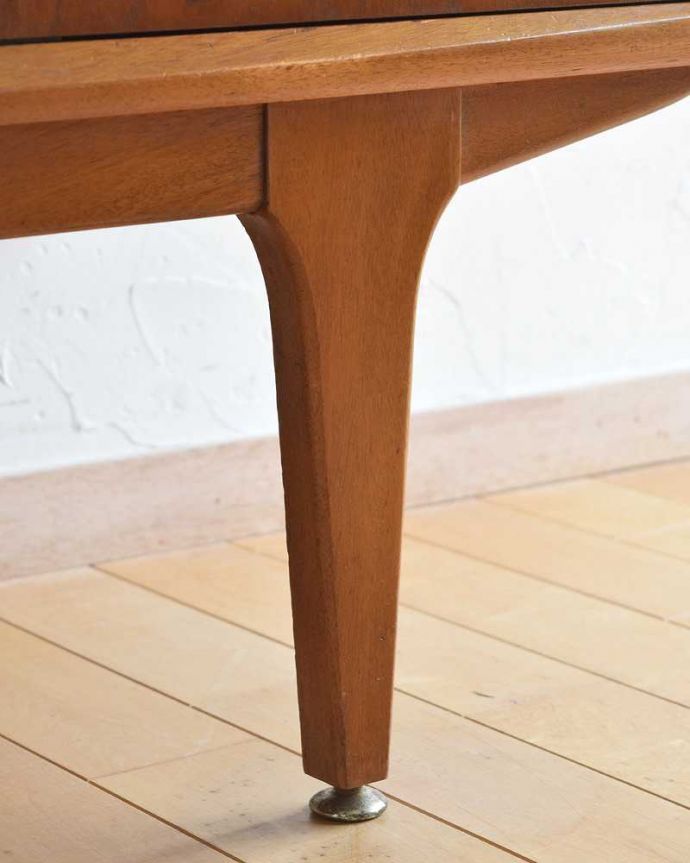 サイドボード　アンティーク家具　北欧スタイルの暮らしを彩るインテリア、引き戸タイプのヴィンテージのサイドボード 。スッキリとした脚の裏には…Handleの家具の脚裏にはフェルトキーパーをお付けしています。(x-1074-f)