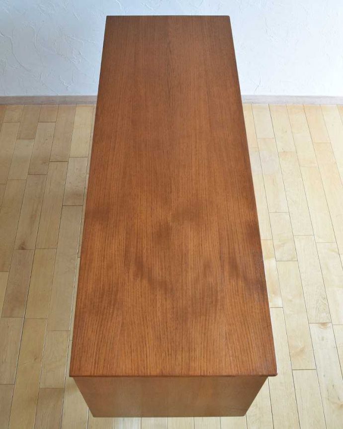 サイドボード　アンティーク家具　北欧スタイルの暮らしを彩るインテリア、引き戸タイプのヴィンテージのサイドボード 。天板の塗装もキレイに仕上げましたヴィンテージの家具は修復方法が様々。(x-1074-f)