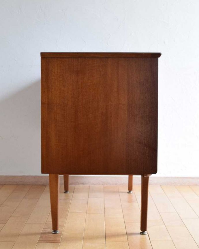 サイドボード　アンティーク家具　北欧スタイルの暮らしを彩るインテリア、引き戸タイプのヴィンテージのサイドボード 。横から見てもスッキリどこから見てもスッキリとしてステキなヴィンテージ。(x-1074-f)