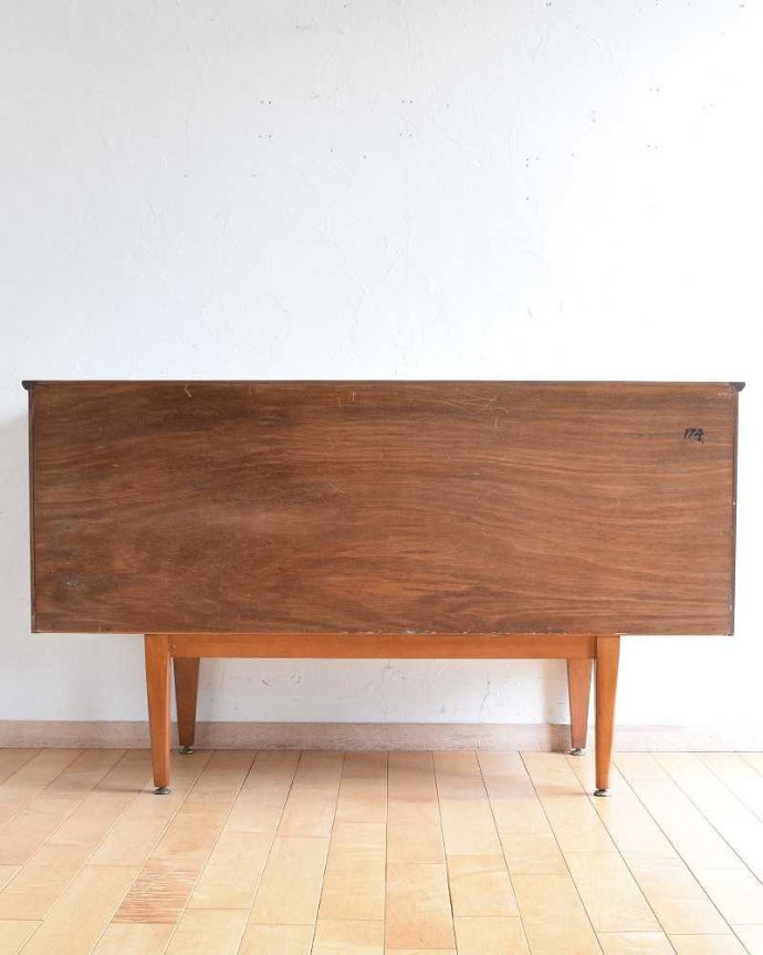 サイドボード　アンティーク家具　北欧スタイルの暮らしを彩るインテリア、引き戸タイプのヴィンテージのサイドボード 。もちろん後ろ姿もキレイですビンテージは新品ではないので、もちろん経年変化によるキズはあります。(x-1074-f)