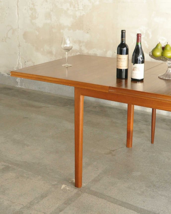 アンティークのテーブル　アンティーク家具　ヴィンテージの伸張式北欧家具、マッキントッシュのエクステンションテーブル。スッキリとカッコイイ脚先にいくほど微妙にシェープされたスッキリとした脚。(x-1075-f)