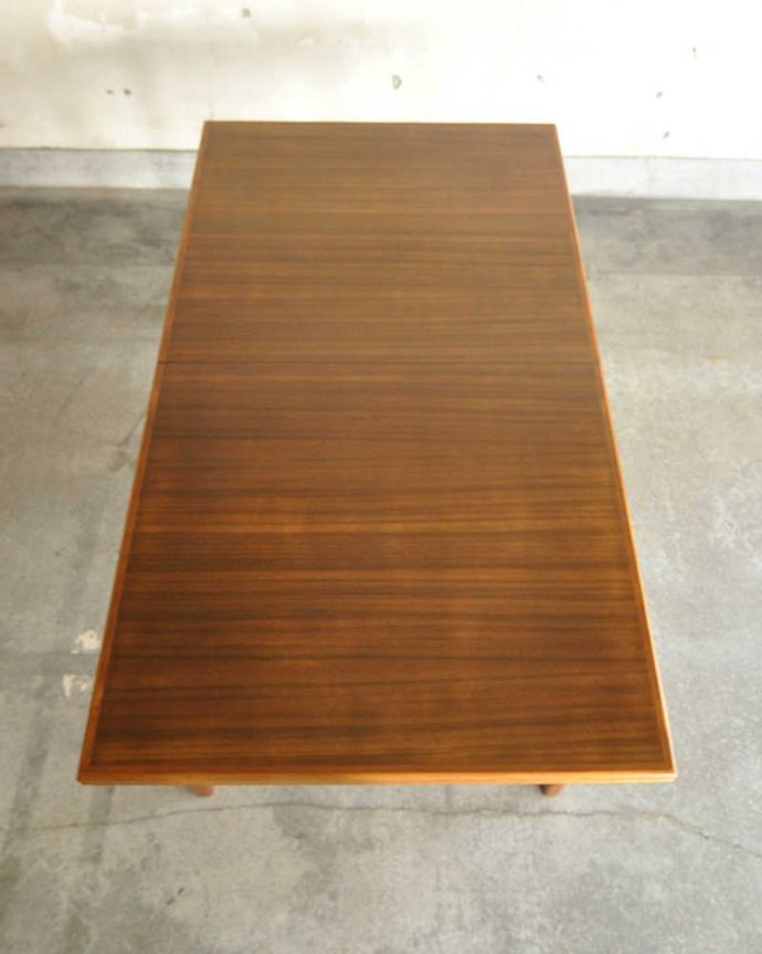 アンティークのテーブル　アンティーク家具　ヴィンテージの伸張式北欧家具、マッキントッシュのエクステンションテーブル。上から見るとこんな形天板を足す前はこんな形です。(x-1075-f)