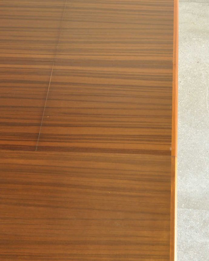 アンティークのテーブル　アンティーク家具　ヴィンテージの伸張式北欧家具、マッキントッシュのエクステンションテーブル。シンプルな木目がカッコイイ天板を近くで見てみるとこんな感じです。(x-1075-f)