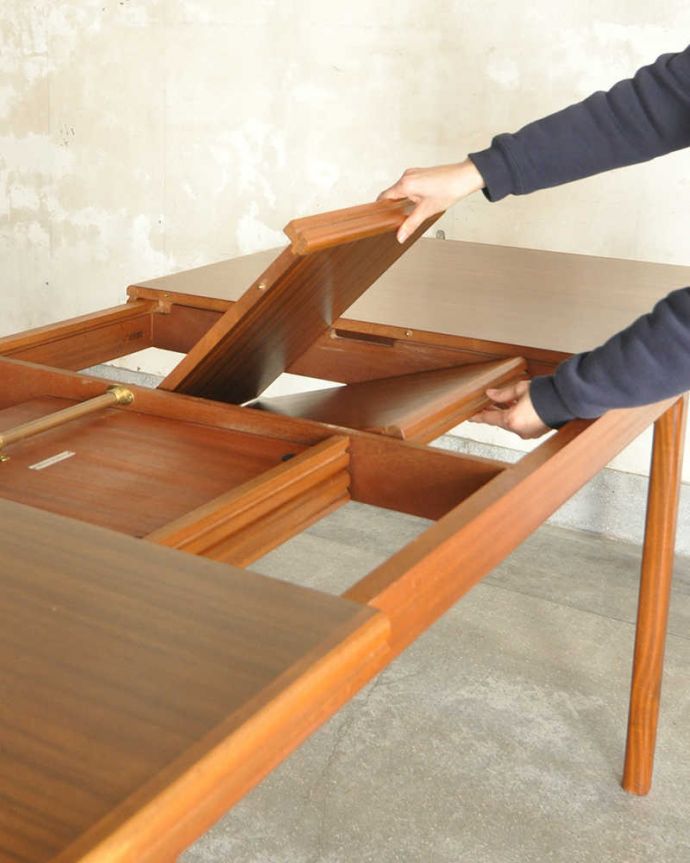 アンティークのテーブル　アンティーク家具　ヴィンテージの伸張式北欧家具、マッキントッシュのエクステンションテーブル。あっという間にサイズ変更OK！天板の真ん中から新しい天板が出てきます。(x-1075-f)