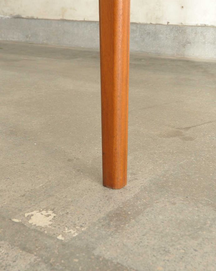 アンティークのテーブル　アンティーク家具　ヴィンテージの伸張式北欧家具、マッキントッシュのエクステンションテーブル。持ち上げなくても移動できます！Handleのアンティークは、脚の裏にフェルトキーパーをお付けしていますので、持ち上げなくても床を滑らせて移動させることが出来ます。(x-1075-f)