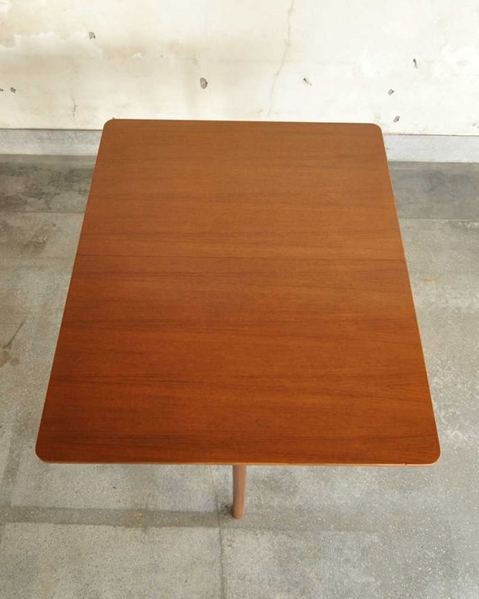 アンティークのテーブル　アンティーク家具　マッキントッシュ社のヴィンテージ家具、イギリス輸入のダイニングテーブル。上から見るとこんな形天板を足す前はこんな形です。(x-1076-f)