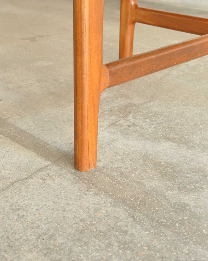 アンティークのテーブル　アンティーク家具　マッキントッシュ社のヴィンテージ家具、イギリス輸入のダイニングテーブル。持ち上げなくても移動できます！Handleのアンティークは、脚の裏にフェルトキーパーをお付けしていますので、持ち上げなくても床を滑らせて移動させることが出来ます。(x-1076-f)