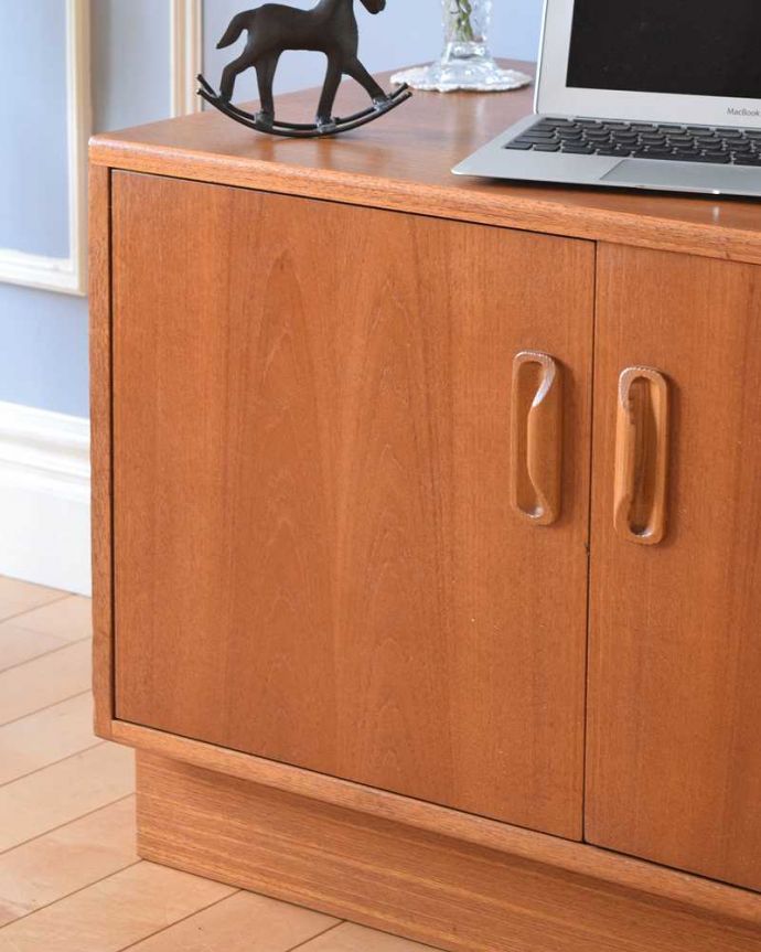 G-PLAN(Gプラン)　アンティーク家具　G-PLANのシンプルなヴィンテージ家具、コンパクトサイズのサイドボード。ヴィンテージ家具らしいあたたかさ。(x-1077-f)