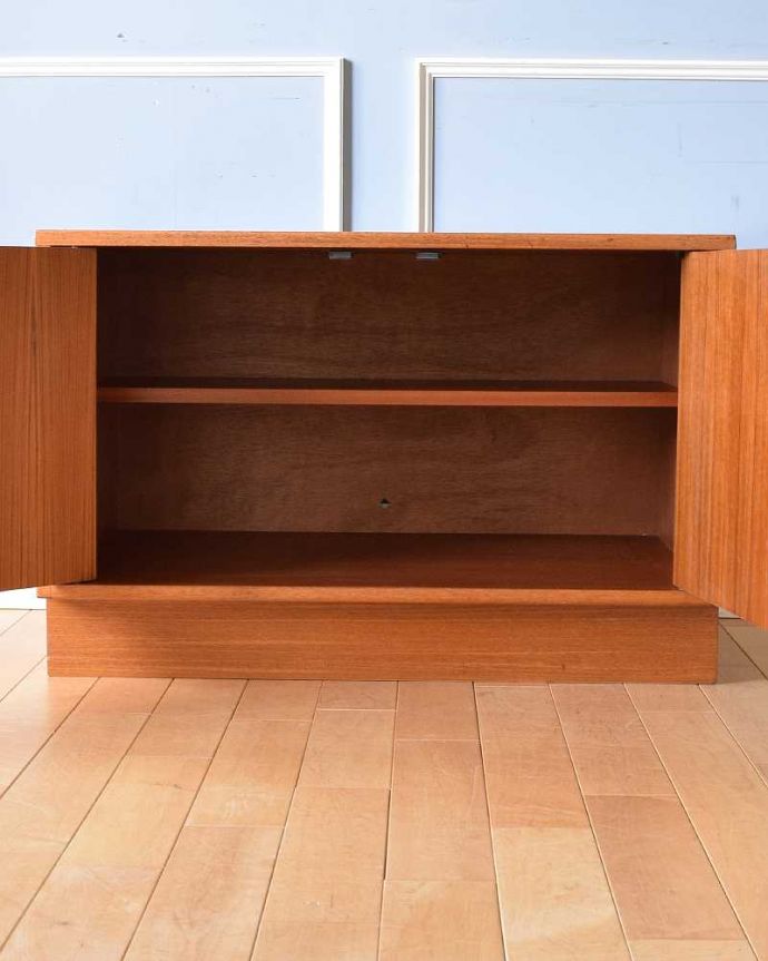 G-PLAN(Gプラン)　アンティーク家具　G-PLANのシンプルなヴィンテージ家具、コンパクトサイズのサイドボード。扉の奥はたっぷり収納扉を開けると、中にはたっぷりの収納。(x-1077-f)