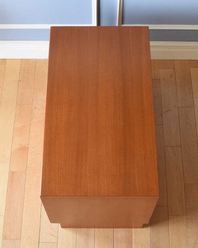 G-PLAN(Gプラン)　アンティーク家具　G-PLANのシンプルなヴィンテージ家具、コンパクトサイズのサイドボード。天板の塗装もキレイに仕上げましたヴィンテージの家具は修復方法が様々。(x-1077-f)