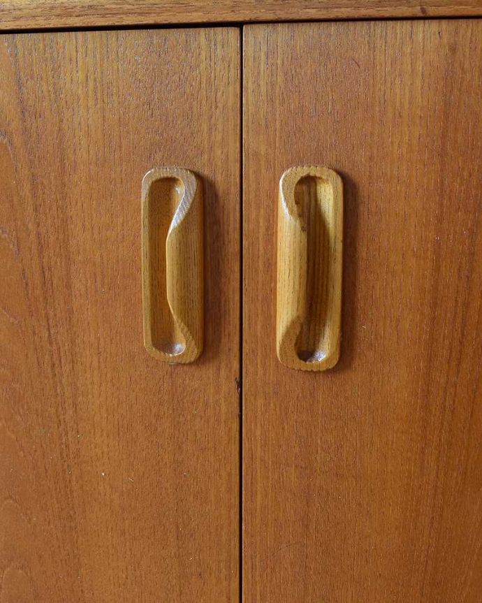 G-PLAN(Gプラン)　アンティーク家具　G-PLANのシンプルなヴィンテージ家具、コンパクトサイズのサイドボード。デザインの一部になっている取っ手取っ手のデザインもシンプルかつ機能的に。(x-1077-f)