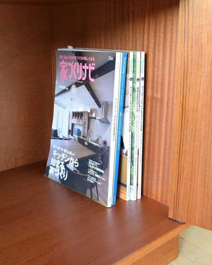 G-PLAN(Gプラン)　アンティーク家具　G-PLANのシンプルなヴィンテージ家具、コンパクトサイズのサイドボード。A4サイズの雑誌も収納！扉の中はA4サイズの雑誌も収納できるタップリ収納。(x-1077-f)