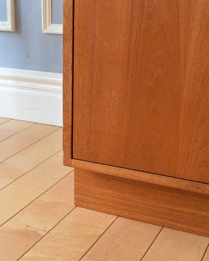 G-PLAN(Gプラン)　アンティーク家具　G-PLANのシンプルなヴィンテージ家具、コンパクトサイズのサイドボード。女性1人でラクラク運べちゃう仕掛けHandleのアンティークの脚の裏にはフェルトキーパーが付いているんです。(x-1077-f)