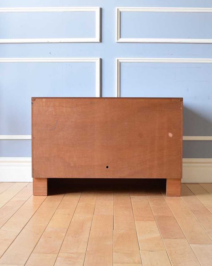 G-PLAN(Gプラン)　アンティーク家具　G-PLANのシンプルなヴィンテージ家具、コンパクトサイズのサイドボード。もちろん後ろ姿もキレイですビンテージは新品ではないので、もちろん経年変化によるキズはあります。(x-1077-f)