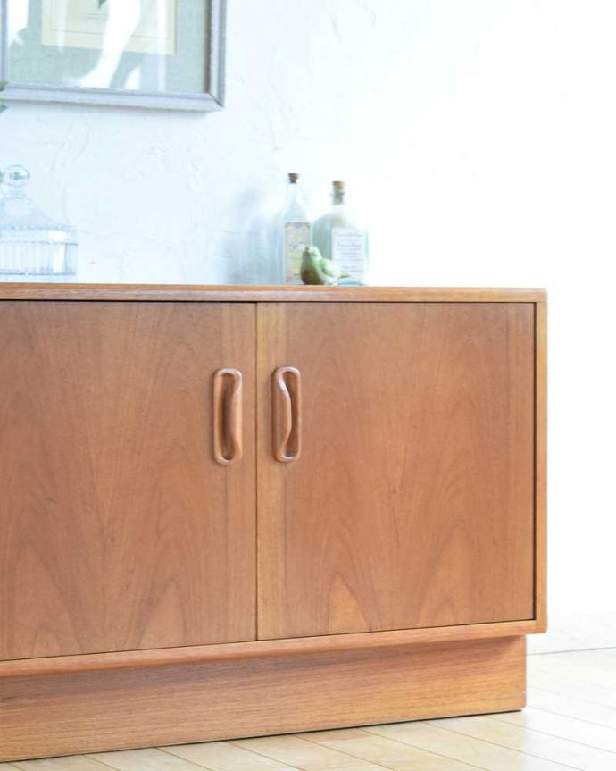 G-PLAN(Gプラン) アンティーク家具 Gプランのフレスコシリーズのサイドボード、2枚扉のヴィンテージ家具。ヴィンテージ家具らしいあたたかさ。(x-1078-f)