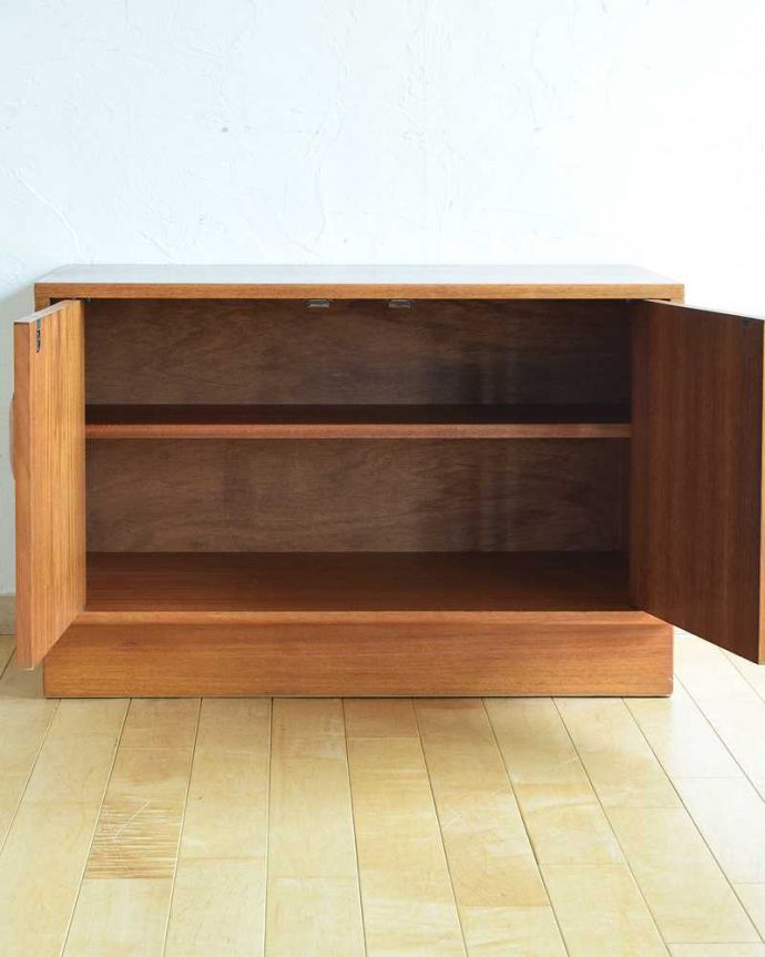 G-PLAN(Gプラン) アンティーク家具 Gプランのフレスコシリーズのサイドボード、2枚扉のヴィンテージ家具。扉の奥はたっぷり収納扉を開けると、中にはたっぷりの収納。(x-1078-f)