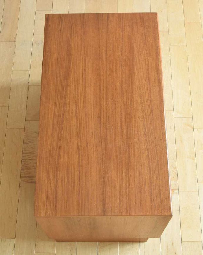 G-PLAN(Gプラン) アンティーク家具 Gプランのフレスコシリーズのサイドボード、2枚扉のヴィンテージ家具。天板の塗装もキレイに仕上げましたヴィンテージの家具は修復方法が様々。(x-1078-f)