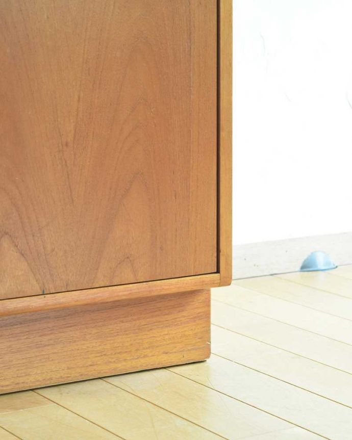 G-PLAN(Gプラン) アンティーク家具 Gプランのフレスコシリーズのサイドボード、2枚扉のヴィンテージ家具。女性1人でラクラク運べちゃう仕掛けHandleのアンティークの脚の裏にはフェルトキーパーが付いているんです。(x-1078-f)