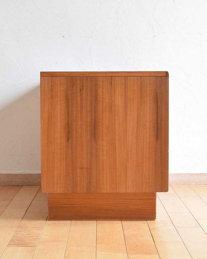 G-PLAN(Gプラン) アンティーク家具 Gプランのフレスコシリーズのサイドボード、2枚扉のヴィンテージ家具。横から見てもスッキリどこから見てもスッキリとしてステキなヴィンテージ。(x-1078-f)