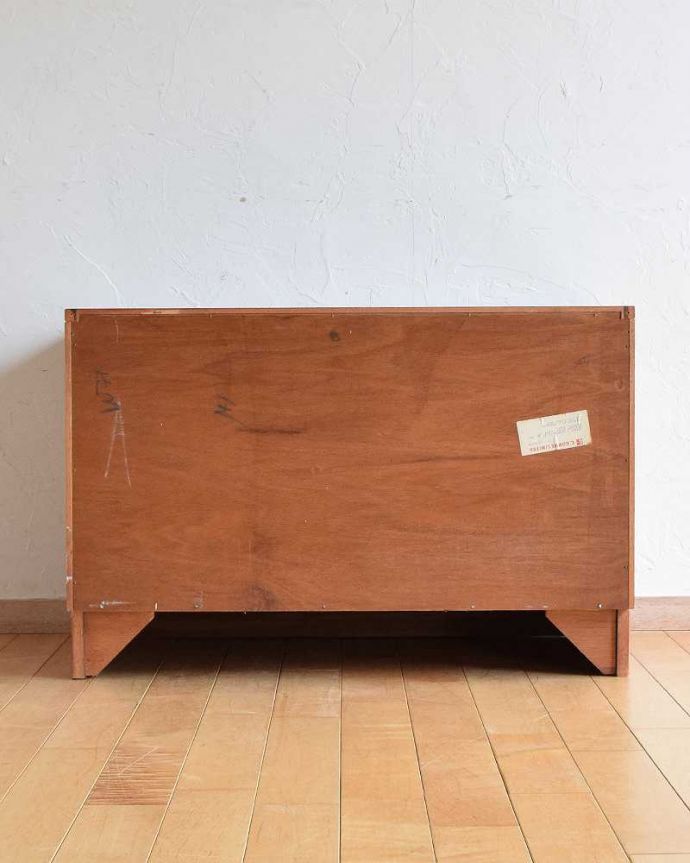 G-PLAN(Gプラン) アンティーク家具 Gプランのフレスコシリーズのサイドボード、2枚扉のヴィンテージ家具。もちろん後ろ姿もキレイですビンテージは新品ではないので、もちろん経年変化によるキズはあります。(x-1078-f)