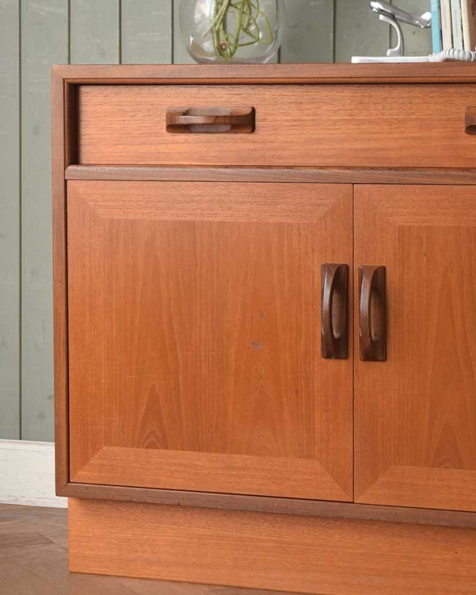 G-PLAN(Gプラン)　アンティーク家具　コンパクトサイズが嬉しい北欧スタイルのG-PLANのビンテージサイドボード。ヴィンテージ家具らしいあたたかさ。(x-1079-f)