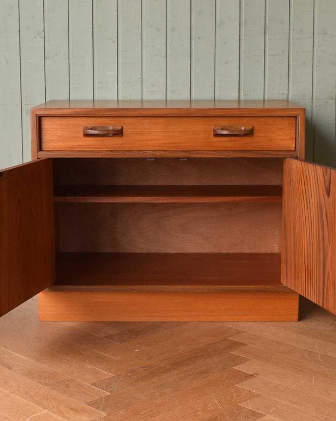 G-PLAN(Gプラン)　アンティーク家具　コンパクトサイズが嬉しい北欧スタイルのG-PLANのビンテージサイドボード。扉の奥はたっぷり収納扉を開けると、中にはたっぷりの収納。(x-1079-f)