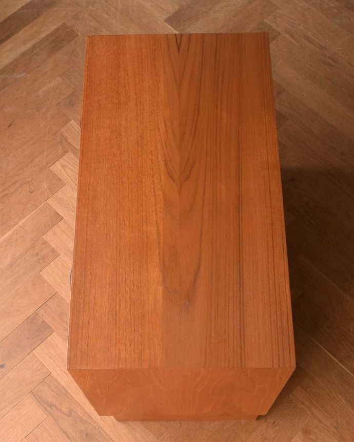 G-PLAN(Gプラン)　アンティーク家具　コンパクトサイズが嬉しい北欧スタイルのG-PLANのビンテージサイドボード。天板の塗装もキレイに仕上げましたヴィンテージの家具は修復方法が様々。(x-1079-f)