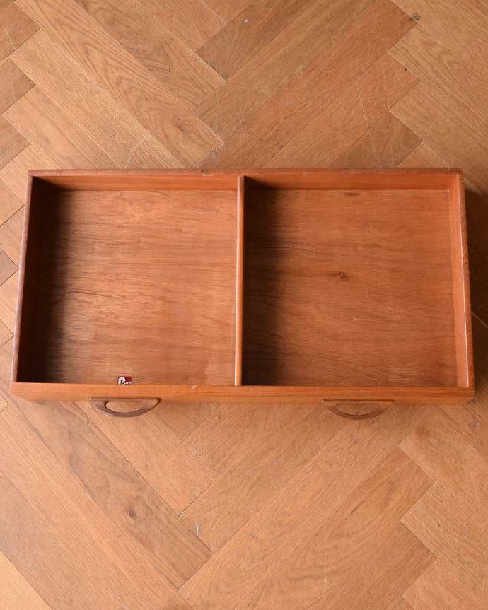 G-PLAN(Gプラン)　アンティーク家具　コンパクトサイズが嬉しい北欧スタイルのG-PLANのビンテージサイドボード。キレイにお直ししました引き出しの中も修復の際、専門の職人がキレイにしました。(x-1079-f)