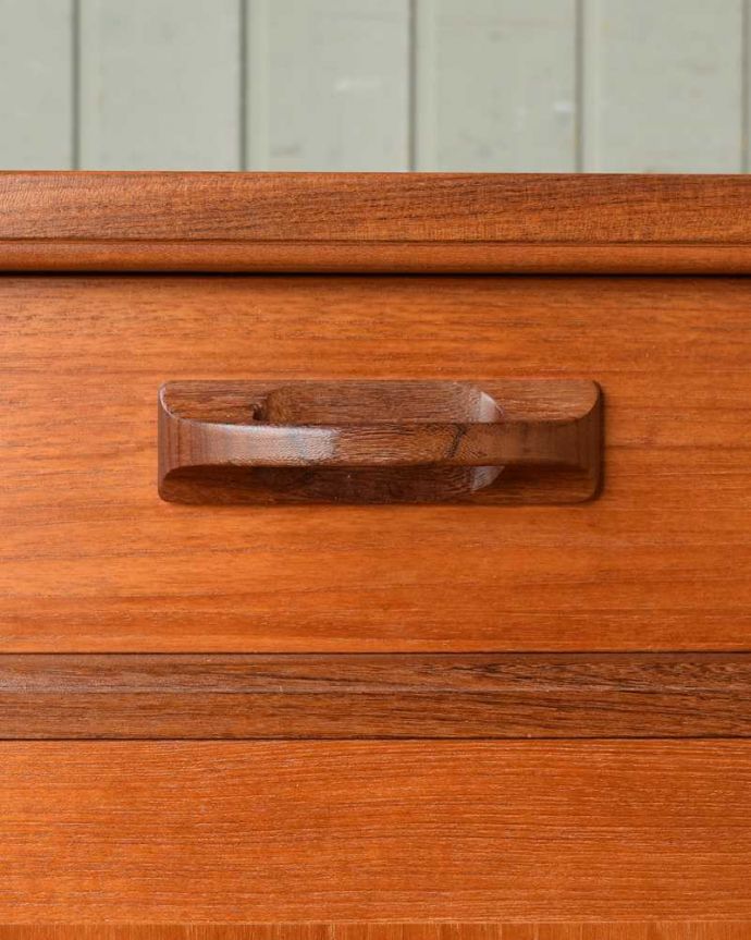 G-PLAN(Gプラン)　アンティーク家具　コンパクトサイズが嬉しい北欧スタイルのG-PLANのビンテージサイドボード。木目があたたかさを演出クールなデザインなのに、なんだかほっとするあたたかさ。(x-1079-f)