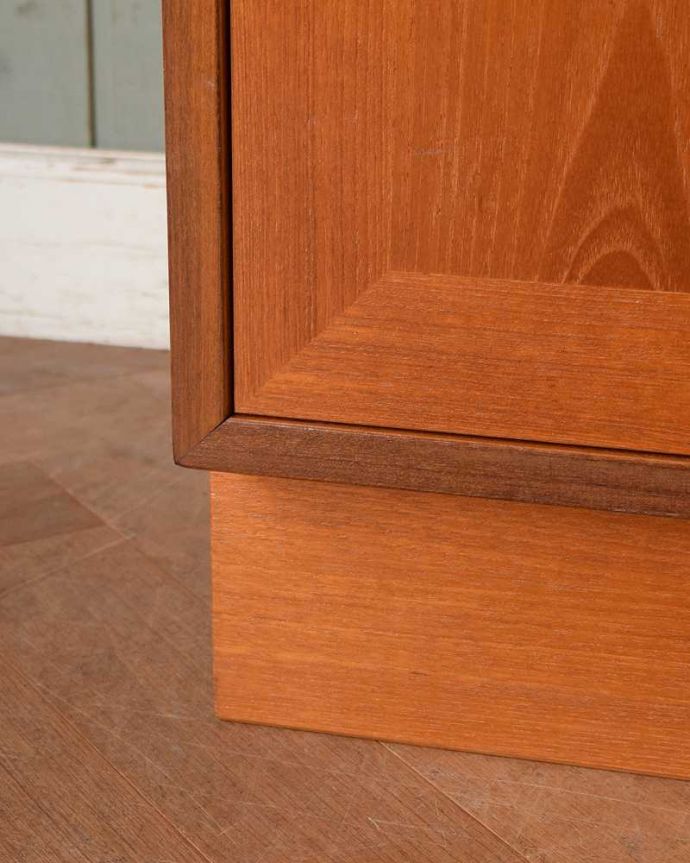 G-PLAN(Gプラン)　アンティーク家具　コンパクトサイズが嬉しい北欧スタイルのG-PLANのビンテージサイドボード。女性1人でラクラク運べちゃう仕掛けHandleのアンティークの脚の裏にはフェルトキーパーが付いているんです。(x-1079-f)