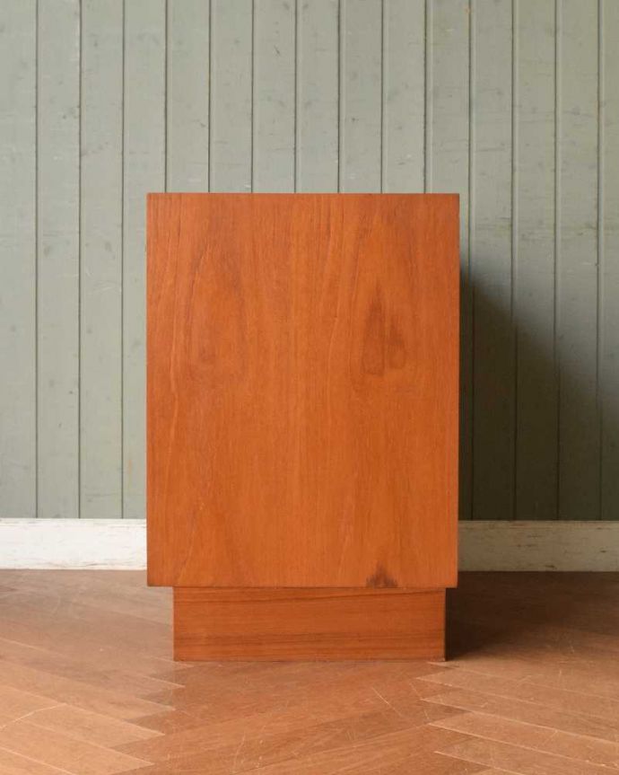 G-PLAN(Gプラン)　アンティーク家具　コンパクトサイズが嬉しい北欧スタイルのG-PLANのビンテージサイドボード。横から見てもスッキリどこから見てもスッキリとしてステキなヴィンテージ。(x-1079-f)