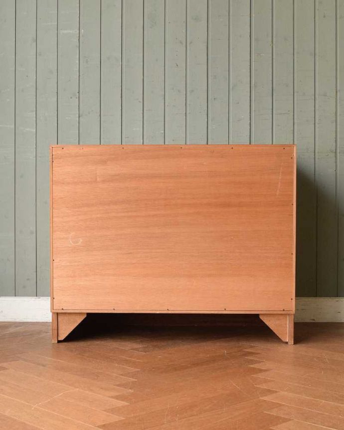 G-PLAN(Gプラン)　アンティーク家具　コンパクトサイズが嬉しい北欧スタイルのG-PLANのビンテージサイドボード。もちろん後ろ姿もキレイですビンテージは新品ではないので、もちろん経年変化によるキズはあります。(x-1079-f)