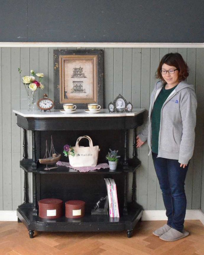 アンティークのキャビネット　アンティーク家具　アンティークの英国家具、天然大理石天板×ブラックペイントのキャビネット。なんでも便利に収納できるオープンタイプのシェルフしっかり作られたオープンタイプのシェルフ。(x-1080-f)