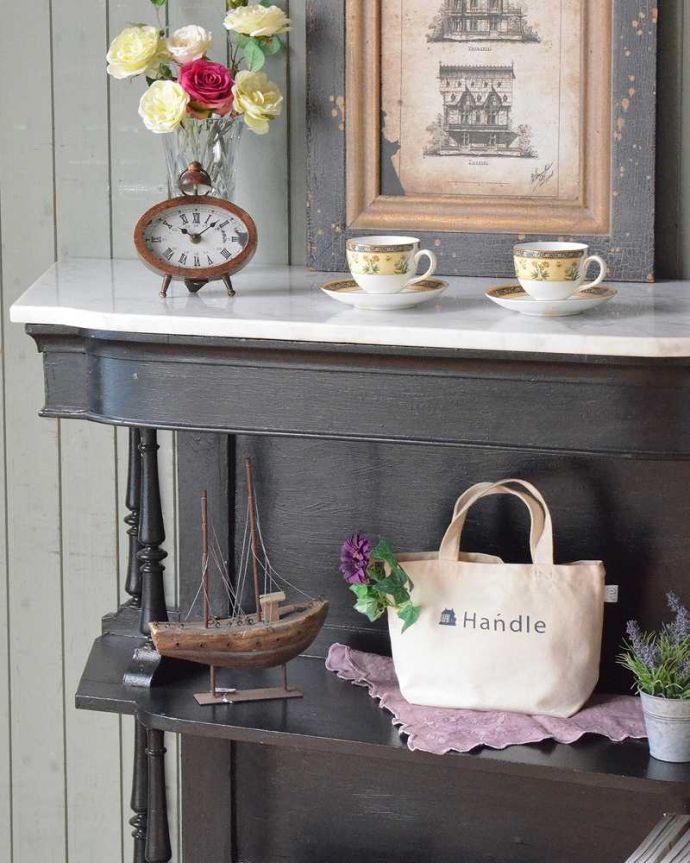 アンティークのキャビネット　アンティーク家具　アンティークの英国家具、天然大理石天板×ブラックペイントのキャビネット。たっぷり収納できるだけじゃないんです。(x-1080-f)