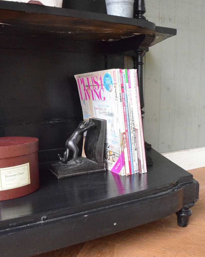 アンティークのキャビネット　アンティーク家具　アンティークの英国家具、天然大理石天板×ブラックペイントのキャビネット。たっぷり収納出来ちゃう優れものA4サイズの雑誌までしっかり収納できるので、いろんなものを入れて自由に使って下さい。(x-1080-f)