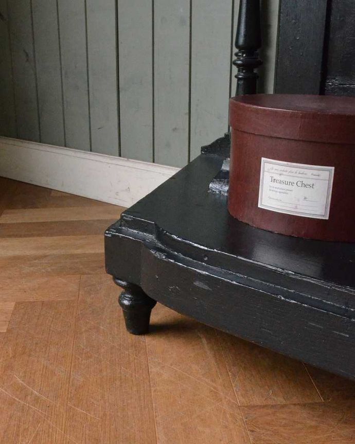 アンティークのキャビネット　アンティーク家具　アンティークの英国家具、天然大理石天板×ブラックペイントのキャビネット。女性1人でラクラク運べちゃう仕掛けHandleのアンティークは、脚の裏にフェルトキーパーをお付けしています。(x-1080-f)