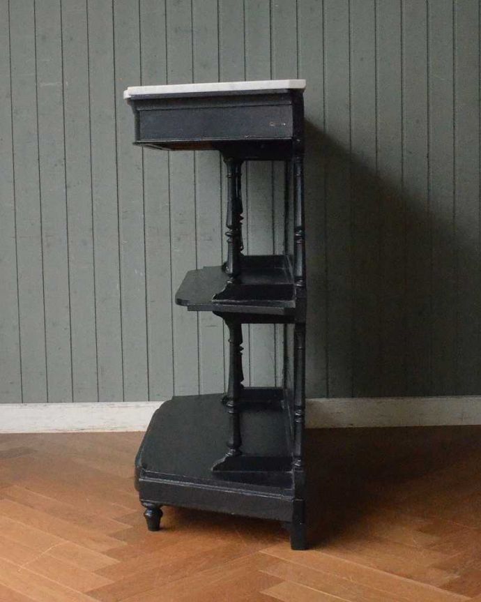 アンティークのキャビネット　アンティーク家具　アンティークの英国家具、天然大理石天板×ブラックペイントのキャビネット。横から見てもステキしっかり修復したので、横顔だって美しいんです。(x-1080-f)