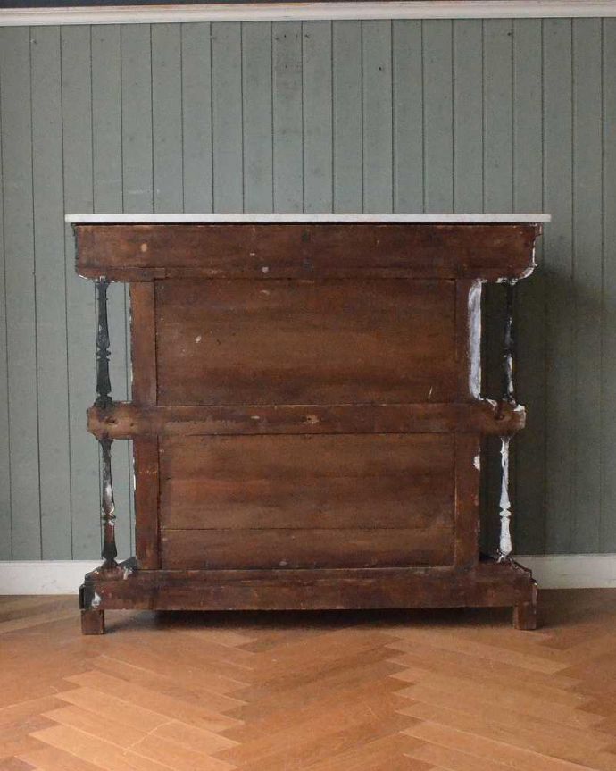 アンティークのキャビネット　アンティーク家具　アンティークの英国家具、天然大理石天板×ブラックペイントのキャビネット。後ろ姿もキレイですアンティークは新品ではないので、もちろん経年変化によるキズはありますが、専門の職人が修復したので、後ろ姿もキレイです。(x-1080-f)