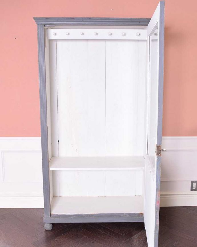 アンティークのキャビネット アンティーク家具 フランス輸入のアンティーク家具、ペイントのフレンチガラスキャビネット (ワードローブ)。扉を開けると・・・たっぷり収納できるワードローブ。(x-1081-f)