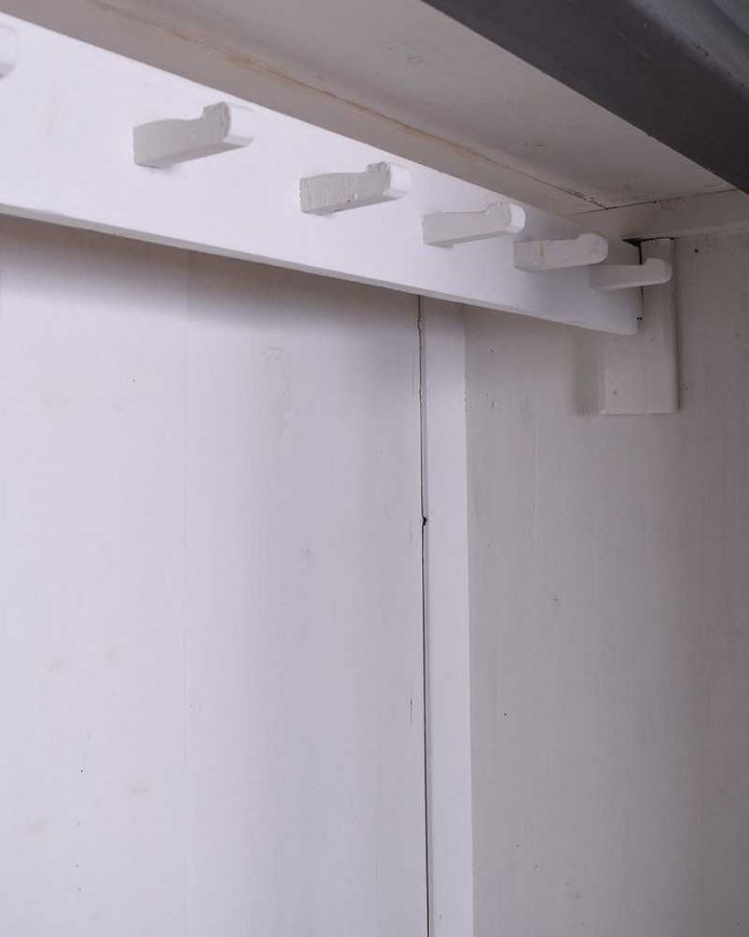 アンティークのキャビネット アンティーク家具 フランス輸入のアンティーク家具、ペイントのフレンチガラスキャビネット (ワードローブ)。フックのデザインも可愛いアンティークらしい温かみがあって可愛いフックのデザイン。(x-1081-f)