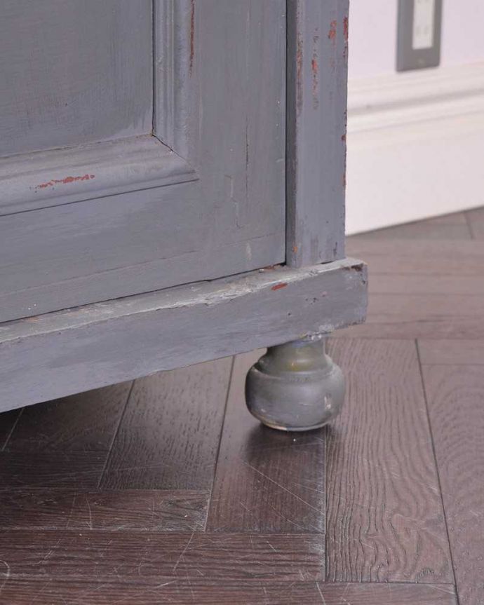 アンティークのキャビネット アンティーク家具 フランス輸入のアンティーク家具、ペイントのフレンチガラスキャビネット (ワードローブ)。女性でも運べちゃう理由は・・・Handleのアンティークは、脚の裏にフェルトキーパーをお付けしていますので、重い家具でも床を滑らせれて移動出来ます。(x-1081-f)