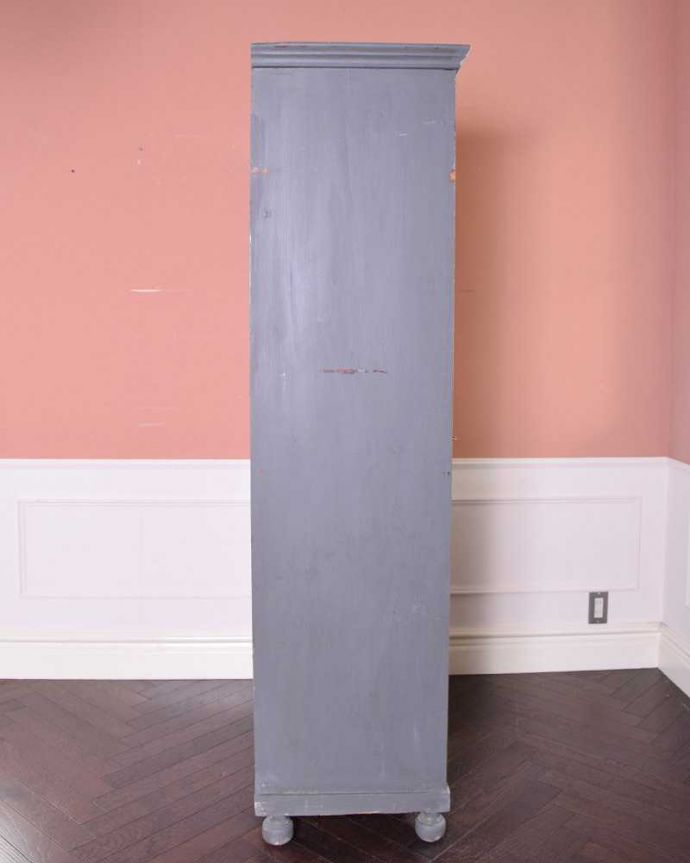 アンティークのキャビネット アンティーク家具 フランス輸入のアンティーク家具、ペイントのフレンチガラスキャビネット (ワードローブ)。横から見た姿もステキ横から見てみるとこんな感じです。(x-1081-f)